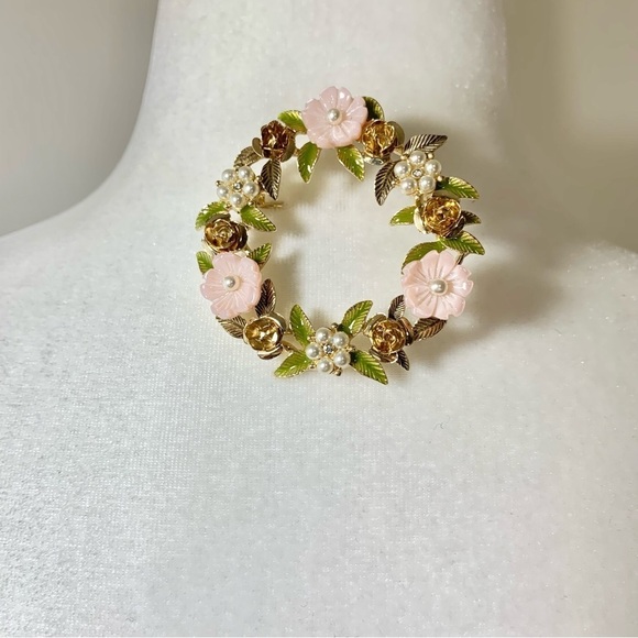 NWT gold toned Chrystal and imitation pearl wreath pin - Picture 10 of 12